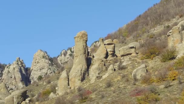 Un grupo de rocas en las montañas de Asia. Le dispararon. Hermoso paisaje y cielo azul claro — Vídeos de Stock