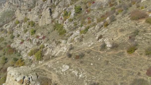 Luftaufnahme der wunderschönen Berglandschaft. Schuss. Blick von oben auf ein Tal — Stockvideo