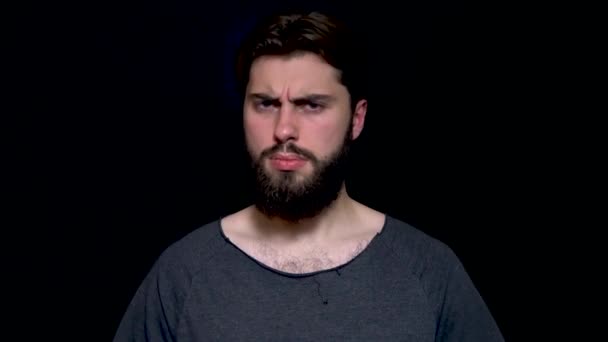 Kızgın Genç Adam Sakallı Işaret Onun Kafa Izole Üzerinde Siyah — Stok video