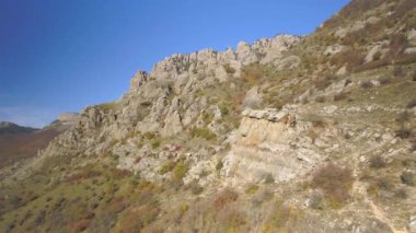 Rock crags ve forest yakınındaki mavi gökyüzü hava bir bakış. Vurdu. ABD güzel manzara