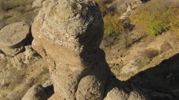 Ontsluiting van de rotsachtige bergen van bovenaf. Schot. Luchtfoto — Stockvideo
