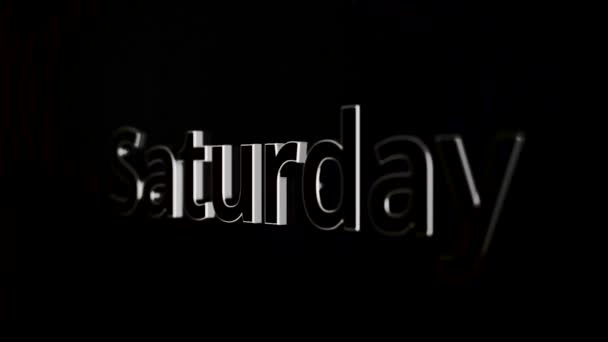 曜日灰色から土曜日 文字に近づくし 離れて移動します 黒と灰色の背景上の土曜日を単語します — ストック動画