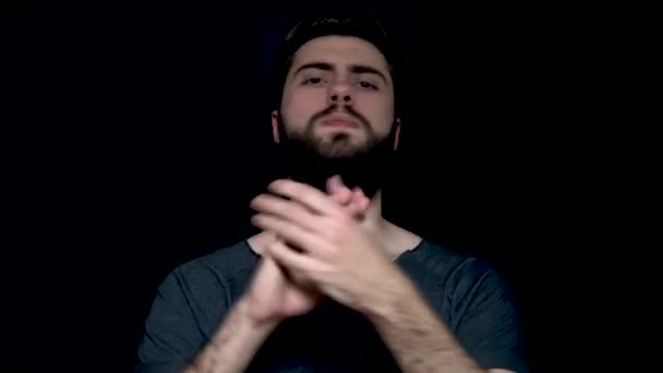 Impressionado jovem barbudo aplaudindo em fundo preto. Jovem bonitão com barba batendo palmas — Vídeo de Stock