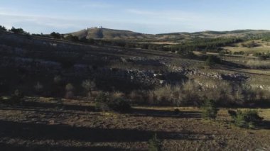 Karadan tepelik vadi panorama görünümünü. Vurdu. Üstten görünüm taş tepeler ve mavi gökyüzü ile ufuk. Ufukta beyaz Gözlemevleri