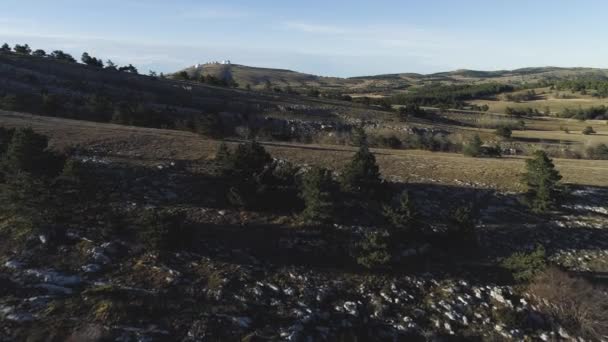 Pohled na panorama z půdy kopcovitého údolí. Střela. Pohled shora kamenné vrchy a horizont s modrou oblohou. Bílé observatoře na obzoru — Stock video