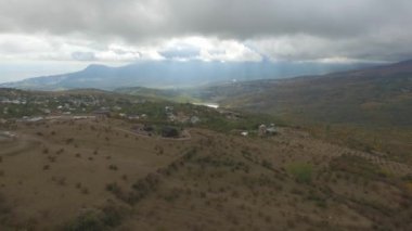 Güzel bulutlar ve güneş dağların önünde bir köyde hava görünümünü. Vurdu. Japonya'nın güzel dağlık kırsal.