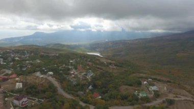 Güzel bulutlar ve güneş dağların önünde bir köyde hava görünümünü. Vurdu. Japonya'nın güzel dağlık kırsal.