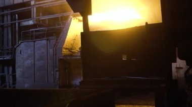 Çelik fabrikası iç görünümü ile metal alaşımı yanan büyük pota. Görüntüleri. Metalurji fabrikada Ergitme sırasında parlak ışık alev ile açık Ocak fırın görünümünü. Tehlikeli işler kavramı