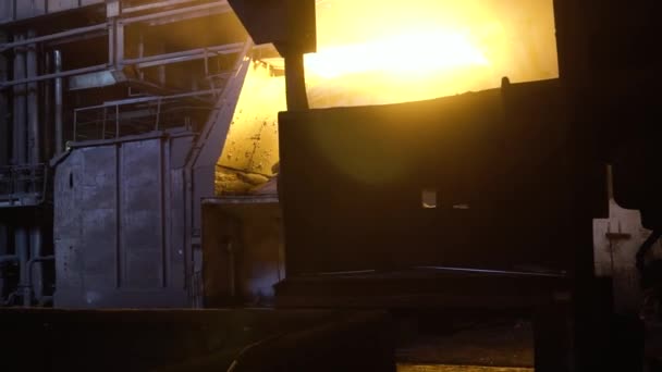 Interiör bild av stålverket med stor slev av brinnande metall legering. Footage. Vy över martinugnskol ugnen med ljusa ljus låga under smältning på metallurgical växten. Begreppet farligt arbete i — Stockvideo