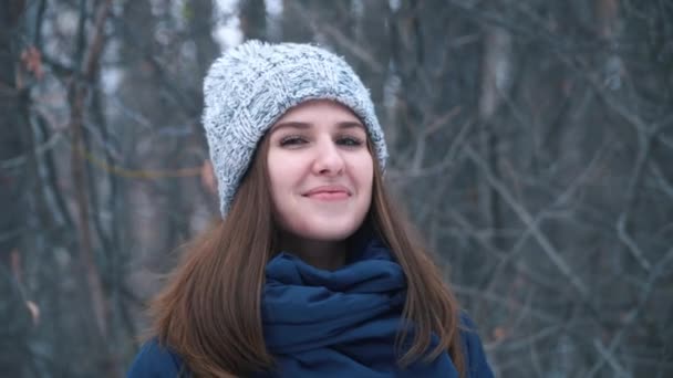 Una joven sonriente en un bosque blanco de invierno. El humor de Año Nuevo . — Vídeos de Stock