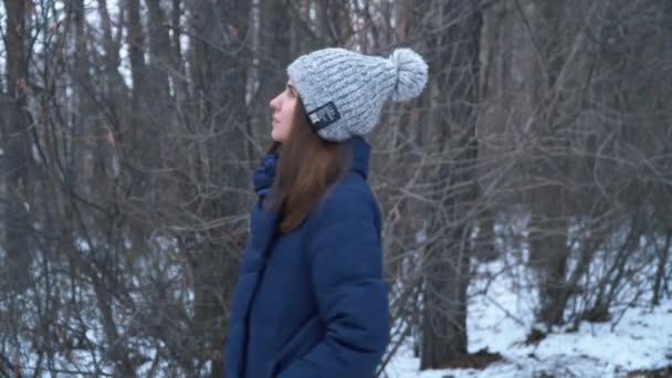 Jeune Fille Veste Regardant Autour Hiver Dans Forêt Belle Journée — Video