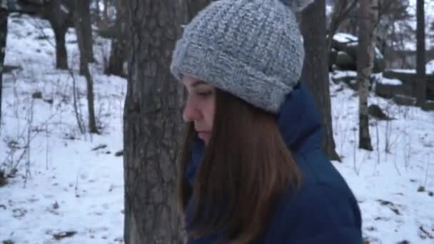 Açık havada güzel kız ormanda yürüyüş yakın çekim portresi. Onun kar yağışı. — Stok video