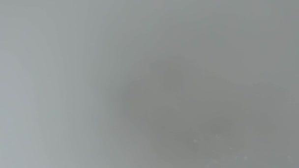 Vue sur le paysage au-dessus des nuages de belles collines et routes. Vue aérienne verticale des nuages et des sentiers 