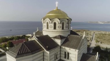 Vologda, Rusya Federasyonu bahar, büyük beyaz kilisenin önünde güzel nehir altın kubbe ile görüntüleyin. Vurdu. Güzel hava kuşlar göz nehir kıyısında büyük bir kilise için görünümü.