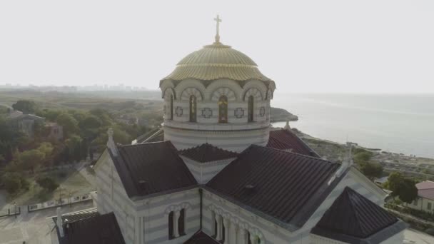 Büyük Güzel Bir Kilise Şehrin Yakınındaki Bir Nehir Kıyısında Şehir — Stok video