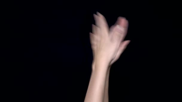 Händer som applåderar isolerad på en svart bakgrund. Klappa händerna över en svart bakgrund — Stockvideo