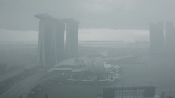 Haze preenche a área Marina Bay Sands MBS, lapso de tempo. Atingido. Bela vista de Marina Bay Sands em denso nevoeiro . — Vídeo de Stock