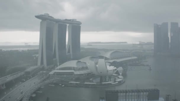 Haze tölti ki, a Marina Bay Sands Mbs terület, idő telik el. Lövés. Gyönyörű kilátással a Marina Bay Sands a sűrű köd. — Stock videók