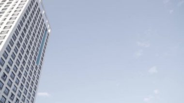 Gökdelenler içinde iş bölgesi New York city parlak mavi gökyüzü arka plan üzerinde. Çerçeve. Bir büyük şehir merkezinde, ekonomi, iş konseptlerin modern binalar.