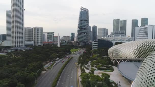 近代的な建物とシンガポールで緑の木々 の中で道路の空中。ショット。住宅街、素晴らしい高層ビル、シンガポールの美しい夏の都市景観の公園. — ストック動画