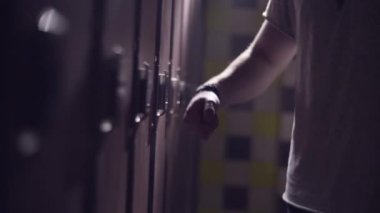 Spor salonu dolap modern güvenlik sisteminde Close-up. Çerçeve. Kişi uygulanan bilezik yandan açılış çekmece görüntülemek