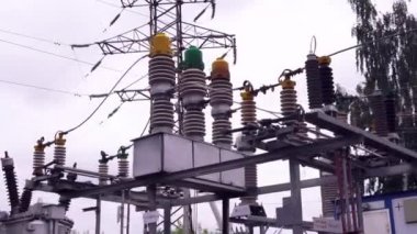 Güç hatları ve elektrik direkleri. Çerçeve. Yüksek gerilim hatları elektrik dağıtım istasyonları bir arka plana dayanır