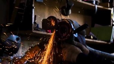 İşçi kesme metal taşlama ile yakın çekim. Çerçeve. Demir taşlama sırasında yol açtı. Dairesel kesme diski metalden keser