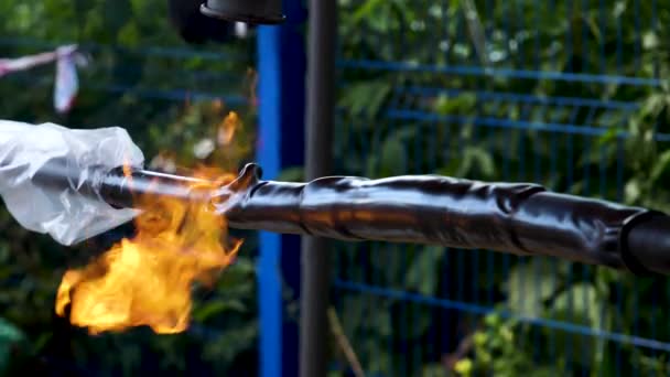 Un soplete. Una trampa. El primer plano del trabajo con el soplete en la calle sobre el fondo de los árboles. Asado de tuberías con quemador de gas — Vídeo de stock