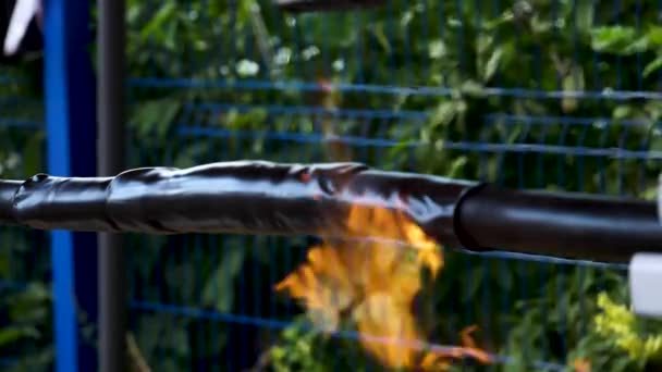 Steekvlam. Propaan gas fakkel voor het solderen van koperen leidingen. Frame. Close-up van werk met steekvlam op straat op achtergrond van bomen. Roosteren van buizen met gasbrander — Stockvideo