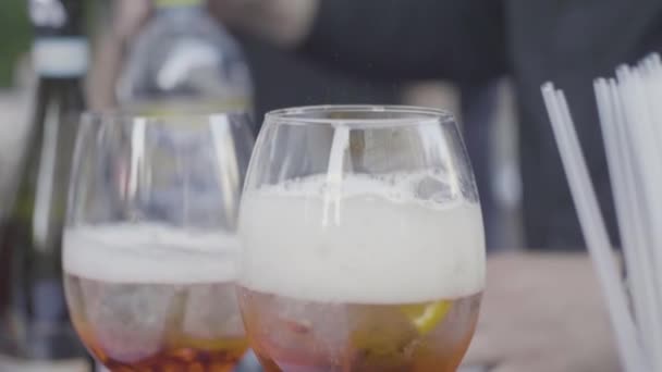 Sluit Voor Twee Mmmmmmmmmmm Glazen Met Ijsblokjes Bubbels Feestelijke Tafel — Stockvideo