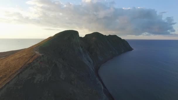 Táj sziklák és Mykines, Feröer-szigetek óceánra néző területen. Lövés. A sziklákra és a tengerre vezető gyönyörű mező légi. — Stock videók