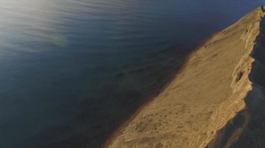 Deniz kayalıklarla ve alan Mykines, Faroe Adaları, okyanusa bakan manzara. Vurdu. Hava güzel alanının önde gelen kayalıklarla ve deniz aşağı.