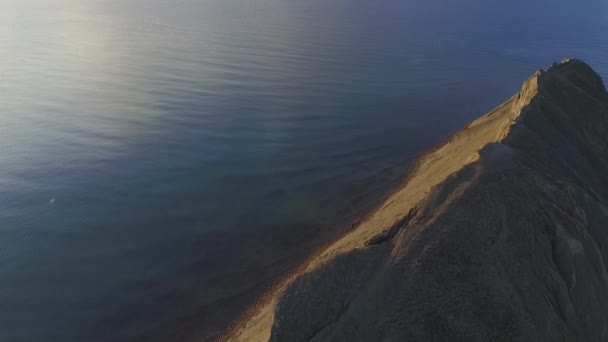 Landschap van zee kliffen en het veld met uitzicht op de Oceaan op Mykines, Faeröer. Schot. Antenne voor het prachtige veld leidt naar de kliffen en de zee. — Stockvideo