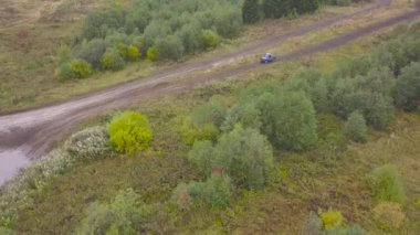 Su birikintisi içine sürüş Suv görünümünü. Küçük. Üstten görünüm SUV yarış çamur birikintisi içine sürüş. Açık orman alanında off-road yarış