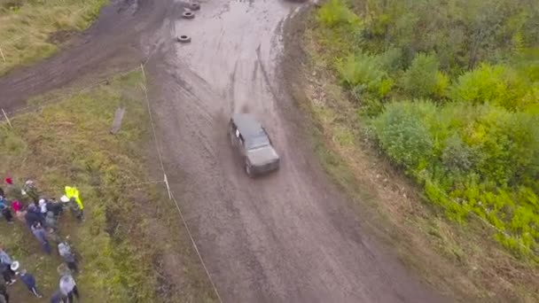 Vista superior de SUVs que conducen en la carretera del país. Clip. Carrera todoterreno en la zona boscosa rural en tierra sucia — Vídeos de Stock