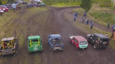 Doğada satırda SUV'lar vardır. Küçük. Üstten görünüm SUV'lar kirli yarışları başında. SUV'lar aşırı motor sporları