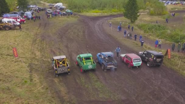 SUV-y są rzędu w przyrodzie. Klip. Widok z góry z SUV-y początku brudne wyścigi. Ekstremalnych sportów motorowych typu SUV — Wideo stockowe