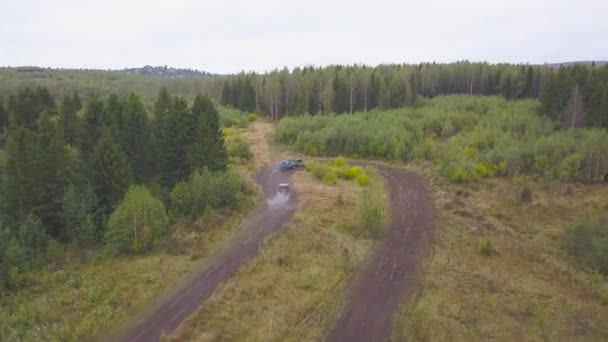 苏夫斯在乡村公路上行驶的最高视图。剪辑。农村林区泥路越野比赛 — 图库视频影像