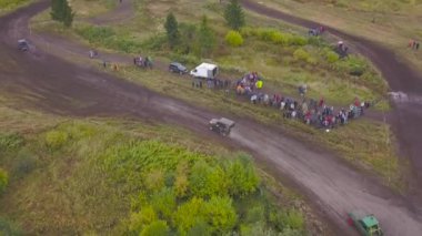 Üstten görünüm SUV'lar sürüş ülke yolda. Küçük. Off-Road kırsal orman alanında çamur yollarda Yarış
