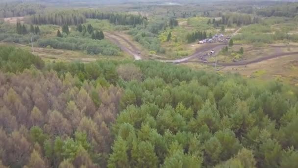 Widok góry torze off-road. Klip. Terenowy wyścig w błocie wiejskiej drodze, w zalesionej okolicy — Wideo stockowe