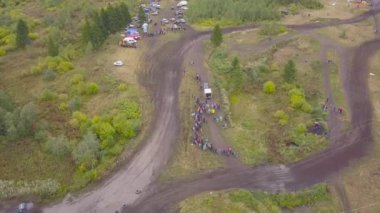 Üstten görünüm SUV ile off-road yarış. Küçük. Ormandaki taraftarları kalabalıklar karşı yarış bitirme Suv görünümünü