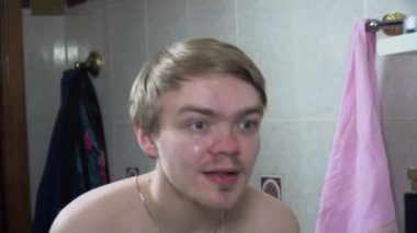 Yıkama banyo, Genç adam. Spreyler su yüzünde evde banyoda gülümseyen adam. Sabah rutin. Hijyen deri yüz.