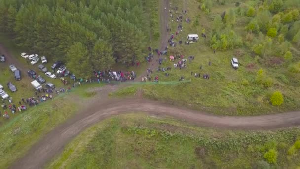 Offroad-Rennen mit Geländewagen von oben. Clip. Blick auf Ziel Geländewagen-Rennen im Wald gegen Massen von Fans — Stockvideo
