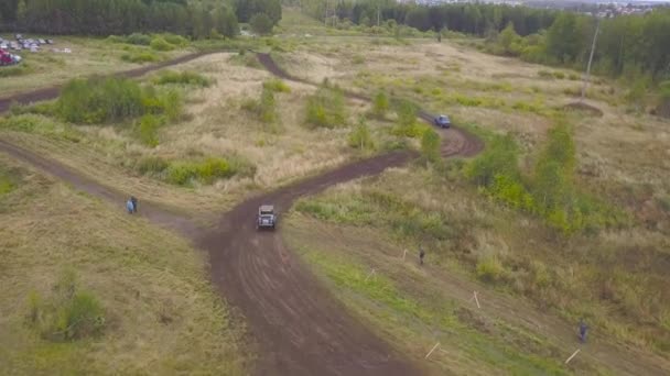 国の道路で運転する Suv の平面図です。クリップ。汚い地面に田舎の森林に覆われた地域でオフロード レース — ストック動画