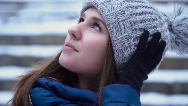 Женщина в профиль глядя на зимнее небо. Молодая привлекательная женщина с мечтательным взглядом — стоковое видео