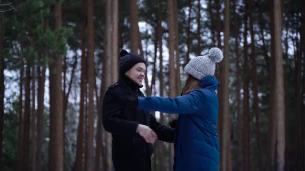 Młoda para, przytulanie i całując w parku w zimie. Para razem szczęśliwi. Portret szczęśliwy spotkanie para zakochanych i długo oczekiwany pocałunek w ramionach — Wideo stockowe