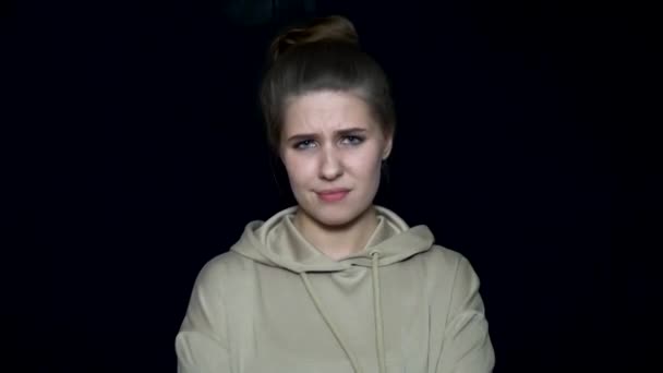 Junge Frau mit gereiztem Gesichtsausdruck. menschliche Mimik und Emotionen. schöne junge Frau mit enttäuschtem Gesichtsausdruck — Stockvideo