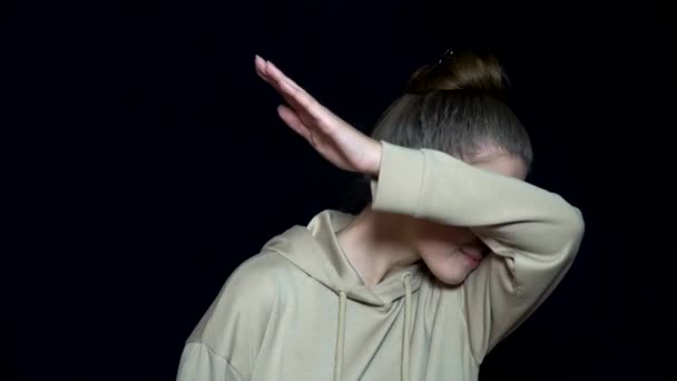 Joven mujer dab. Mujer joven haciendo DAB con una mano. Fondo negro aislado — Vídeos de Stock