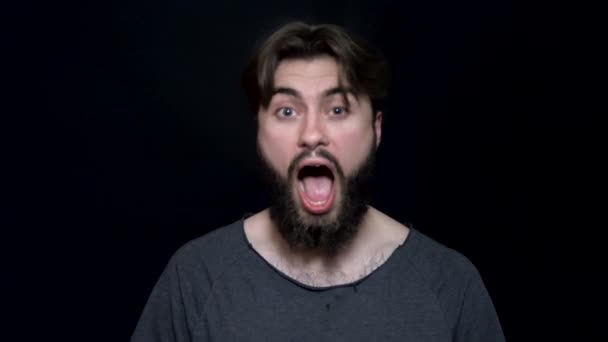 Mann mit Bart schreit fröhlich. Mann mit Bart ist glücklich und überrascht von Überraschungsschreien vor Freude. menschliche Mimik und Emotionen — Stockvideo