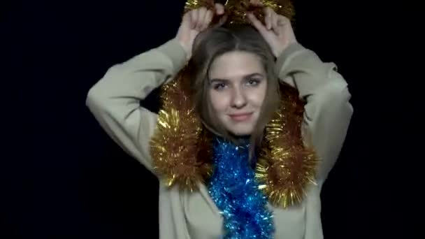 Jonge Vrouw Met Kerst Klatergoud Dansen Mooie Vrouw Plezier Dansen — Stockvideo